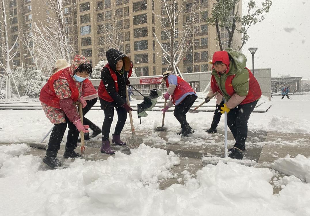 兴铁物业党员志愿者铲雪.jpg