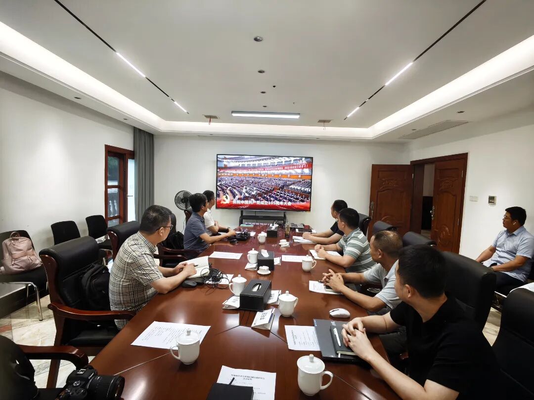 0701-5湖南轨道技术应用研究中心有限公司组织职工收看大会.jpg