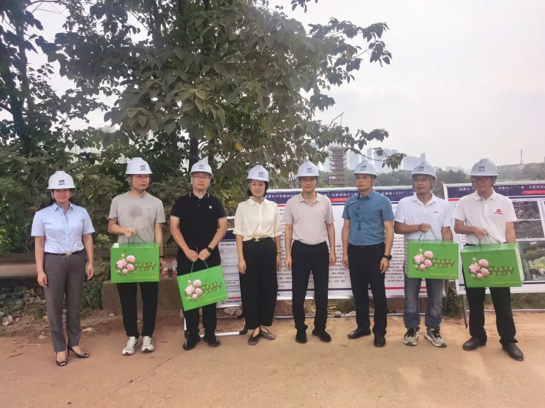 0810酷暑送清凉 &nbsp;安全护一线丨周健君赴长赣铁路三电迁改现场开展“送清凉”慰问并督导安全生产工作2.jpg